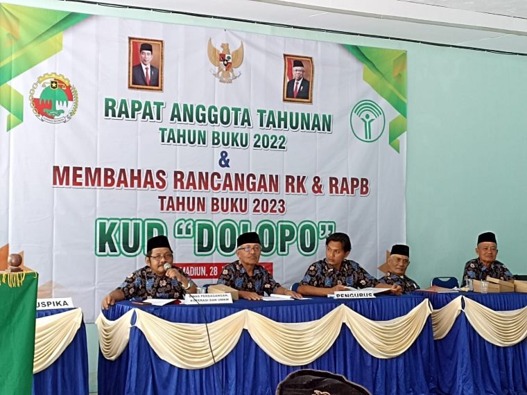 Dokumentasi Rapat Anggota Tahunan KUD Dolopo RAT tahun buku dilaksanakan hari Sabtu tanggal 28 Januari 2023 kantor KUD Dolopo Rapat dihadiri dari Dinas Perdagangan koperasi dan usaha mikro kab. Madiun, muspika, Dekopinda dan Dinas pertanian. Ucapan selamat dan sukses disampaikan dari pejabat yang hadir, dengan harapan kedepan KUD Dolopo semakin berkembang sesuai harapan anggota, Dekopinda mengharapkan insan koperasi dibawah naungan KUD Dolopo selalu meningkatkan SDM nya guna menguti perkembangan jaman. Disampaikan dalam laporan usaha yang dijalankan adalah simpan pinjam, penyaluran pupuk, dan pembayaran rekening listrik. Dalam tahun 2022 KUD Dolopo masuk peringkat 3 untuk penilaian KUD berprestasi. Sukses KUD Dolopo, sejahtera anggotanya.